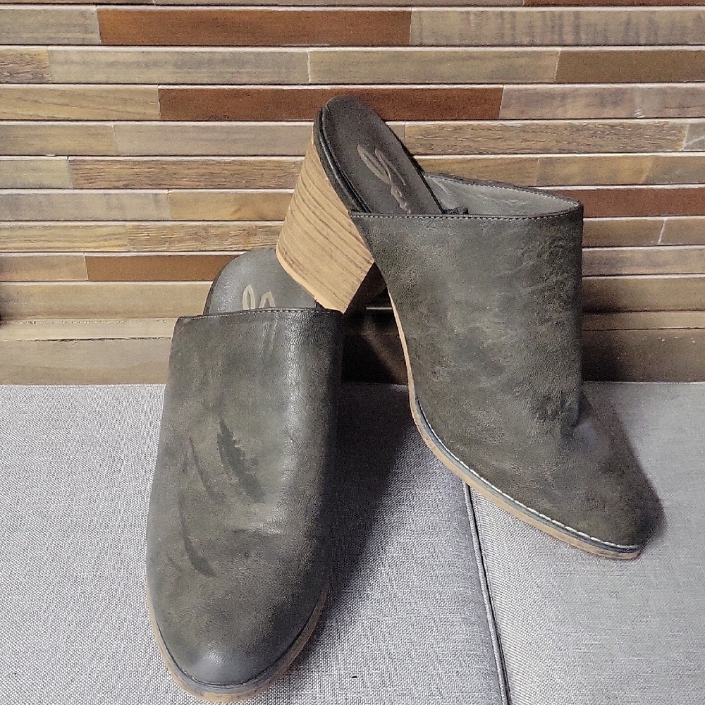 Seven7 Of All Mankind Women's Mules in Dark Olive Size 10.